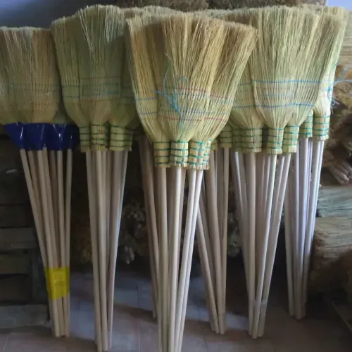 Producător mături si cozi din lemn
