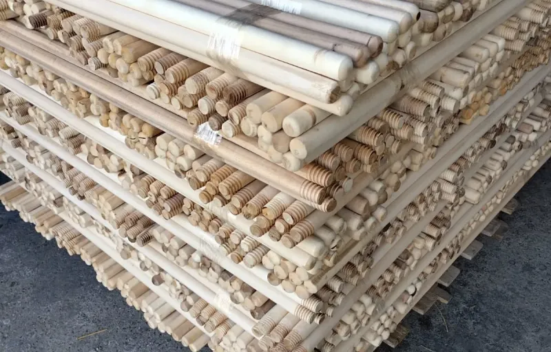 Producător mături si cozi din lemn