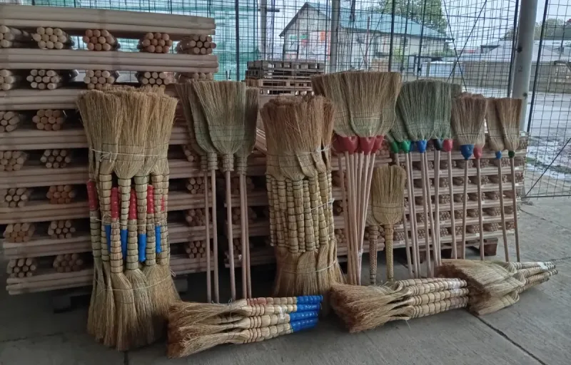 Producător mături si cozi din lemn