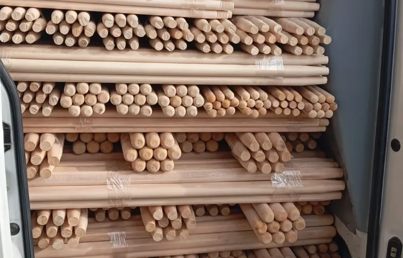 Producător mături si cozi din lemn