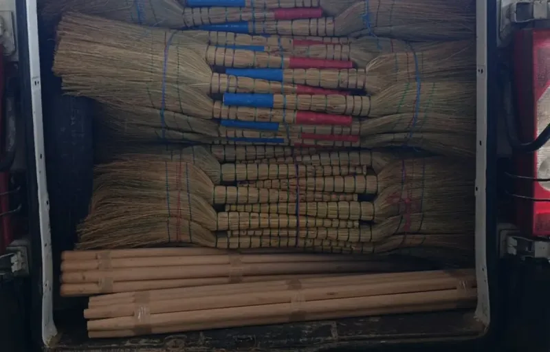 Producător mături si cozi din lemn