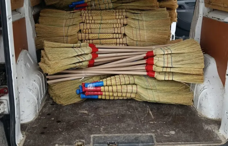 Producător mături si cozi din lemn