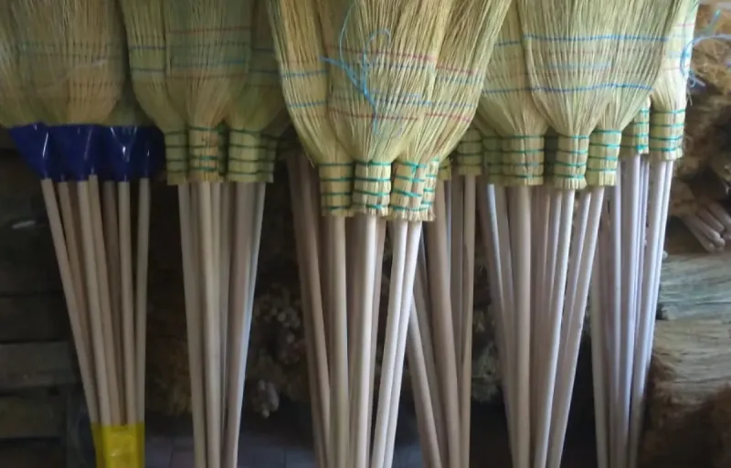 Producător mături si cozi din lemn