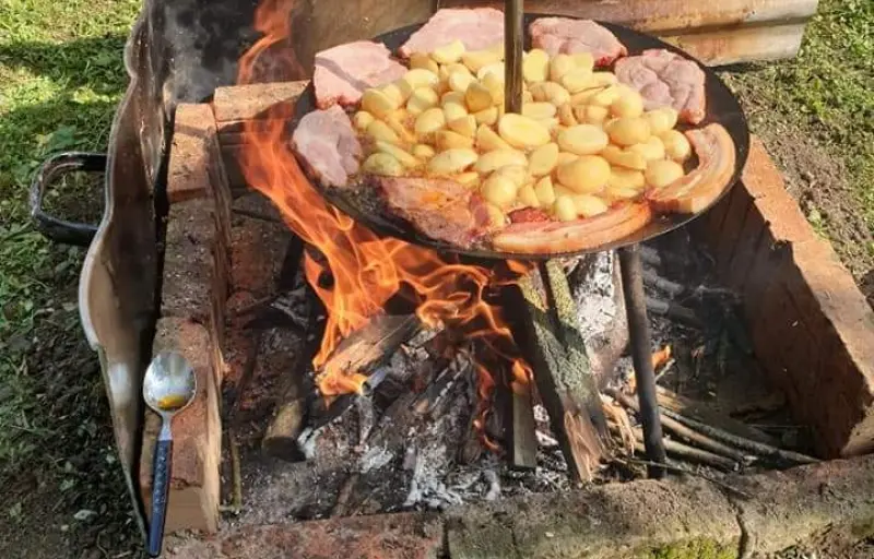 Meșterul Rustic, grătare și discuri pentru gătit în aer liber